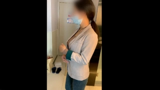 阿姨看黄片湿了叫我我去她家操她，很多水，舒服了