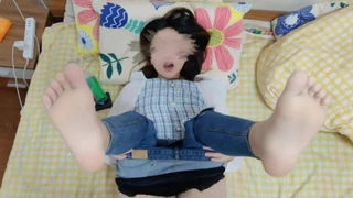 新來的大美妞黑絲高跟露臉顏值高極度風騷誘惑狼友跪在地上伸著舌頭要舔狼友大雞巴揉奶玩逼爆菊花