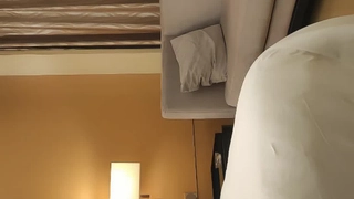 调教少妇喝尿。女：张嘴，乖，奶子是这样漏出来了，知道吗，我要尿尿宝贝，接着，骚货！！好多尿尿啊