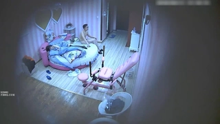 年轻的荡妇在激烈的狂欢中展示她们的身体并口交