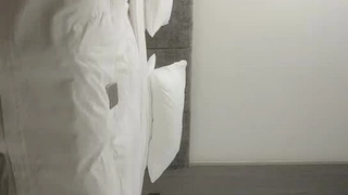 妖艳新人妹子全裸自慰化浓妆道具自慰白虎穴，小穴干净诱人