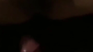 爸爸和女儿剧情演绎深夜的放纵，淫声荡语撩骚狼友互动，听指挥口交大鸡巴，让爸爸大鸡巴各种抽插爆草好骚啊