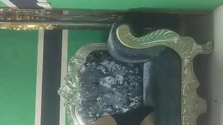 穿着丝袜的大屁股少女在独奏视频中挑逗和自慰