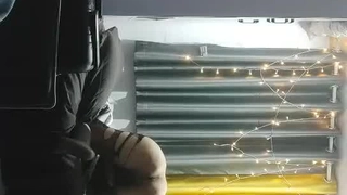 人人干人人摸人人爽新认识的蜜桃臀骚母狗，外面下雨她流水