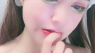 性欲旺盛的女同性恋宝贝们自慰并用手指刺激阴道