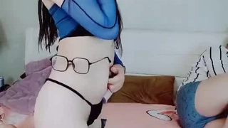 猥琐房朹出租屋里安装摄像头拍摄瘦高个帅气小伙和漂亮大奶女