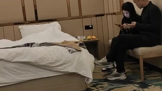 91沈先森带你找外围卡哇伊萌妹，肉肉身材穿上女仆装，开档黑丝抹上润滑油，招牌动作抬腿侧入猛操
