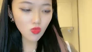 小女友不听话 只好给她点颜射瞧瞧 还逼她吞下去~\