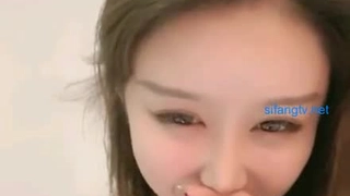 与多个伴侣进行激烈的拳交和尿尿会话