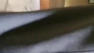 这个高清视频中,年轻和年老的青少年骑着一个老男人的阴茎。
